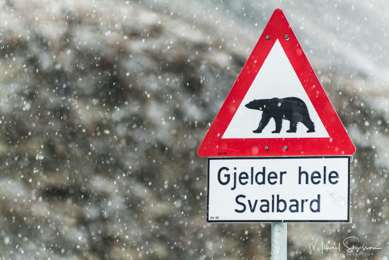 Vägskylt på Svalbard. Foto: Mikael Svensson, www.mikaelsvensson.com
