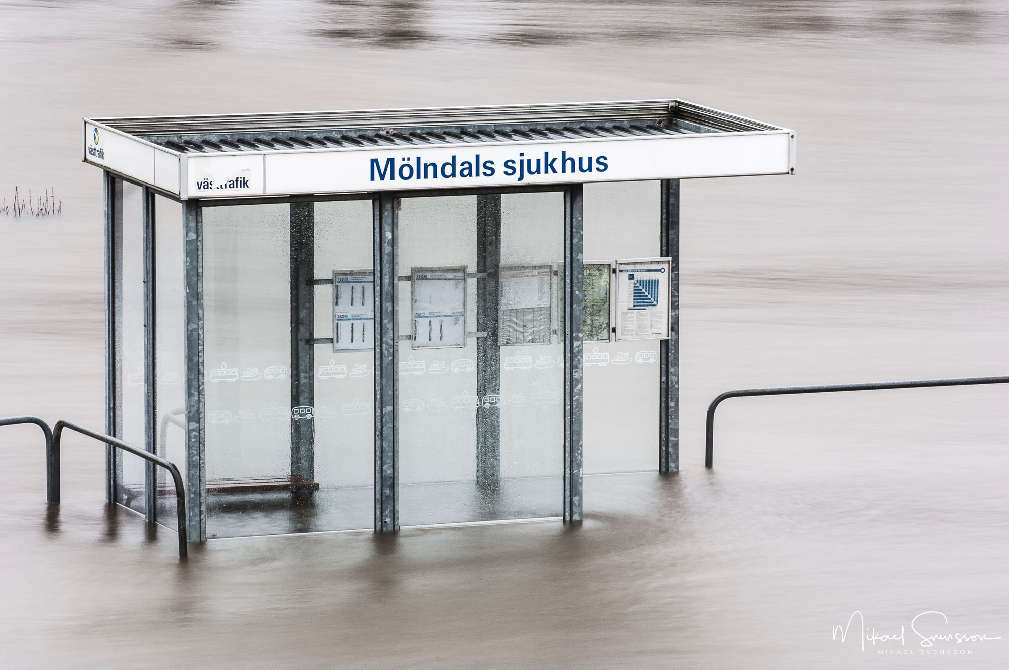 Mikael följde strömmen Busshållplats vid Mölndals sjukhus, Mölndal.