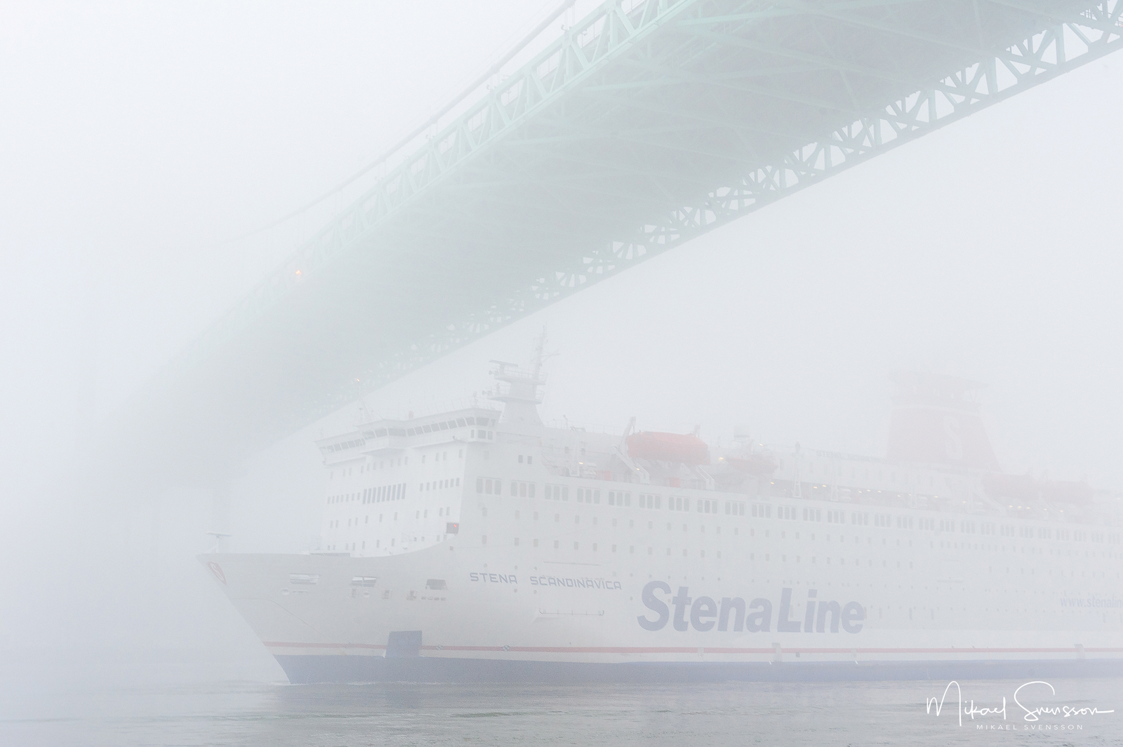 Stena Line passerar Älvsborgsbron i dimma