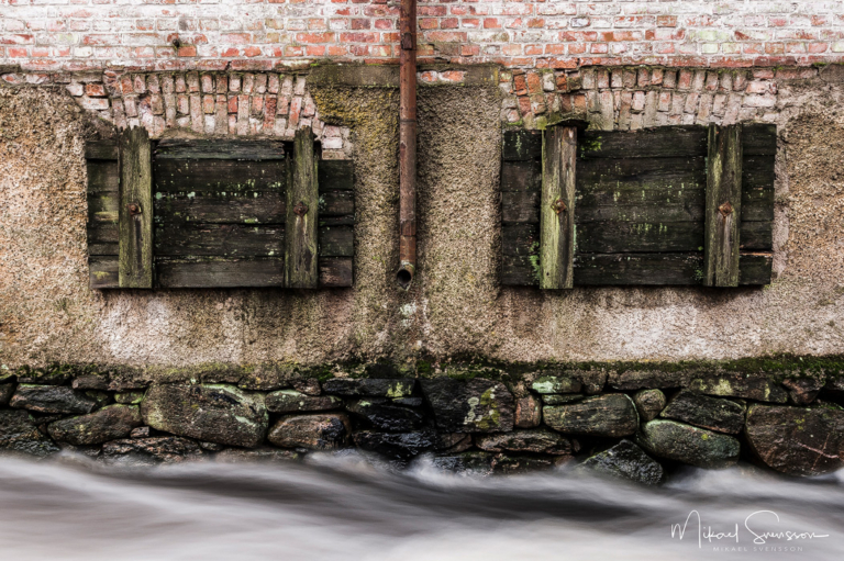 Strax innan Mölndals Kvarnby passerar ån de gamla fabrikslokalerna vid Grevedämmet, Mölndal. Foto: Mikael Svensson