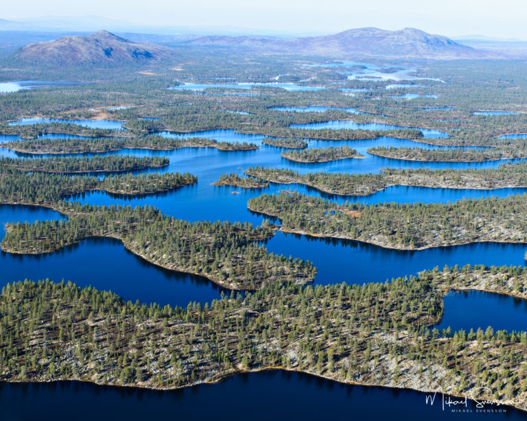 Rogen området består av låga fjäll, storblockiga höjdryggar, uråldriga lavbehängda tallar och en labyrint av sjöar, uddar, holmar och öar.
