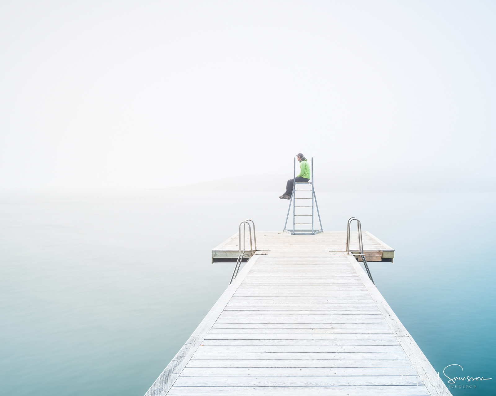 Man sitter på hopptorn vid Lilleby