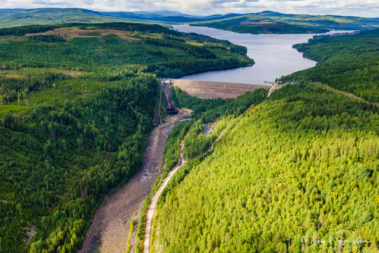 Flygfoto över Höljesdammen. Foto: Mikael Svensson