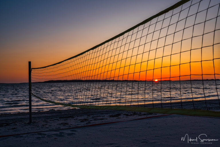 Solnedgång vid volleybollnät, Stråvalla, Halland.
