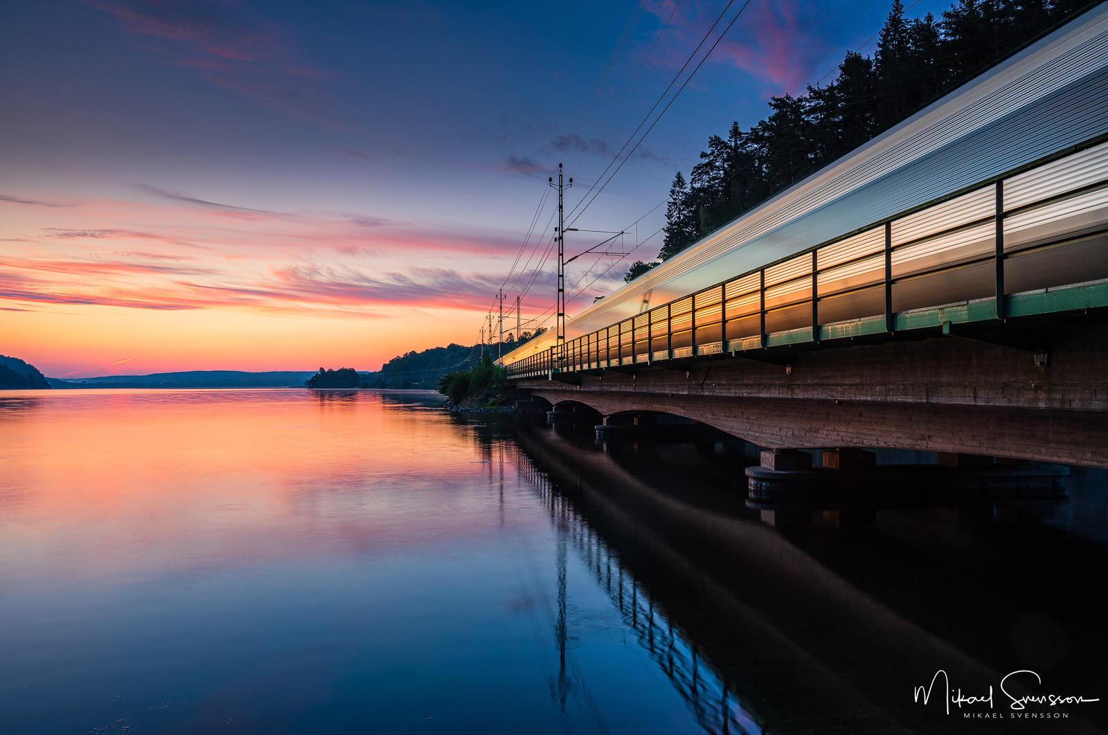 Tåg passerar vid Aspen, Jonsered, Sweden.