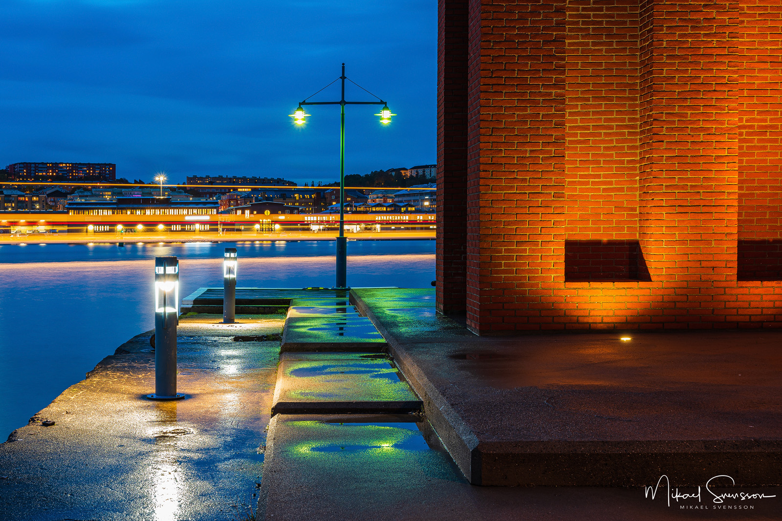 Älvsnabben passerar konstverket Vindarnas tempel, Göteborg.