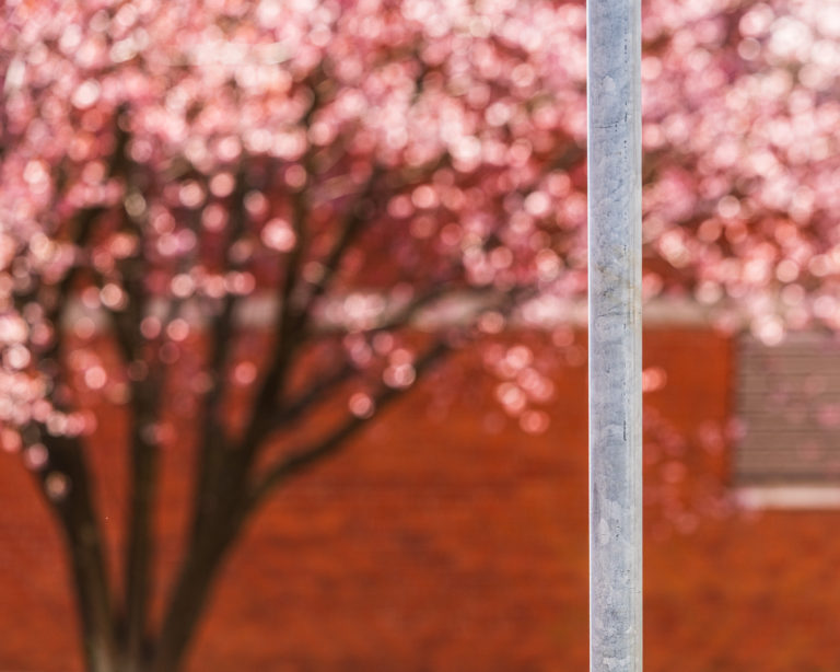Lyktstolpe framför parkeringshus, Mölndal.