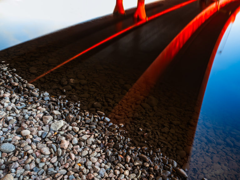 Spegling av Röde Orm i Säveån.