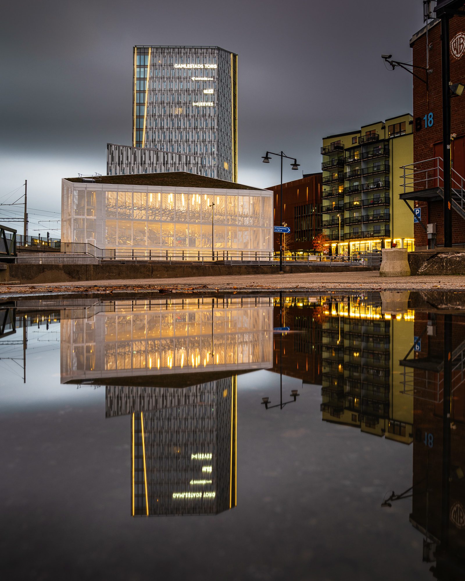 Spegling vid Gamlestads torg, Göteborg.