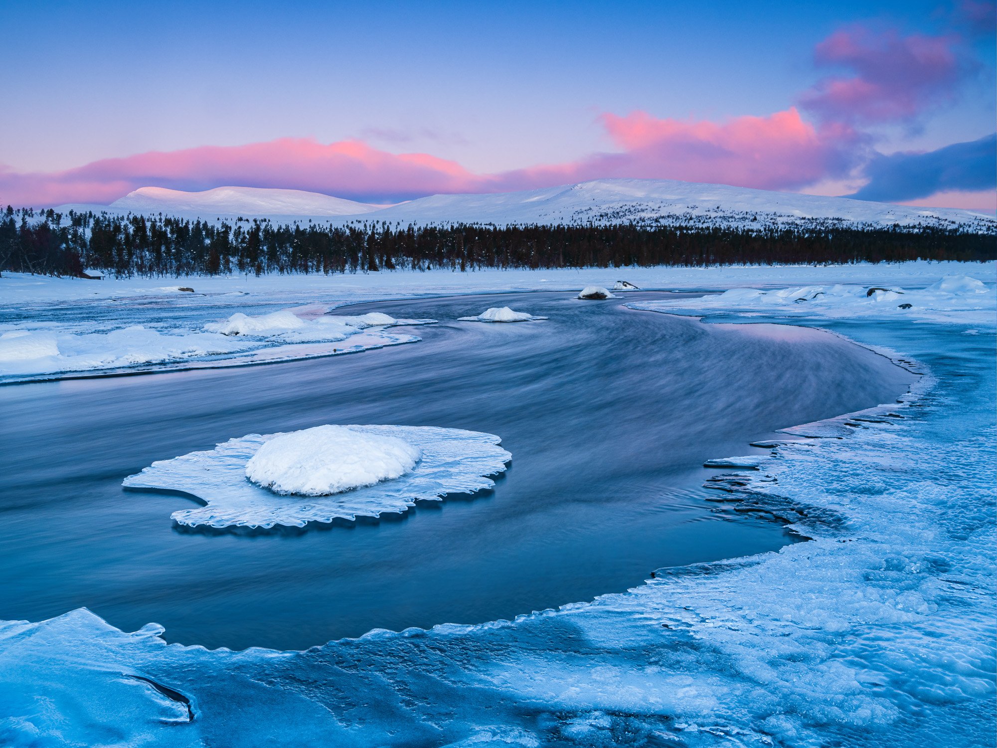 Soluppgång vid Grövelsjön, Dalarna.