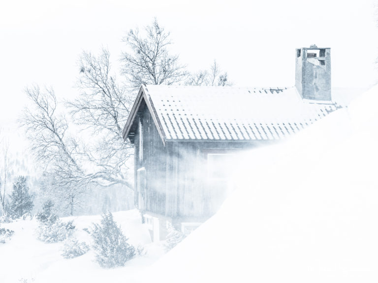 Snödrev framför stuga vid Grövelsjöfjällen, Dalarna.