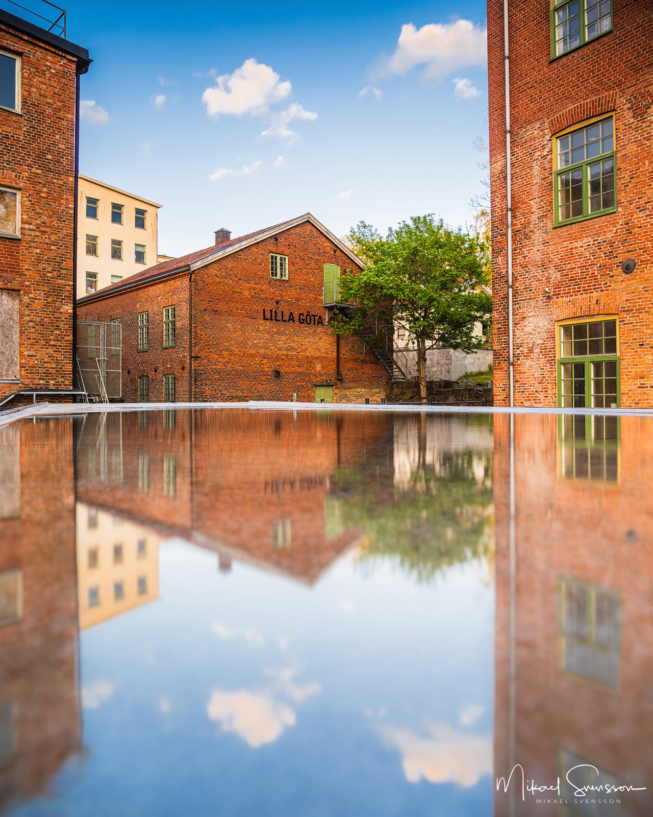 Spegling av bebyggelse vid Kvarnbyn, Mölndal.