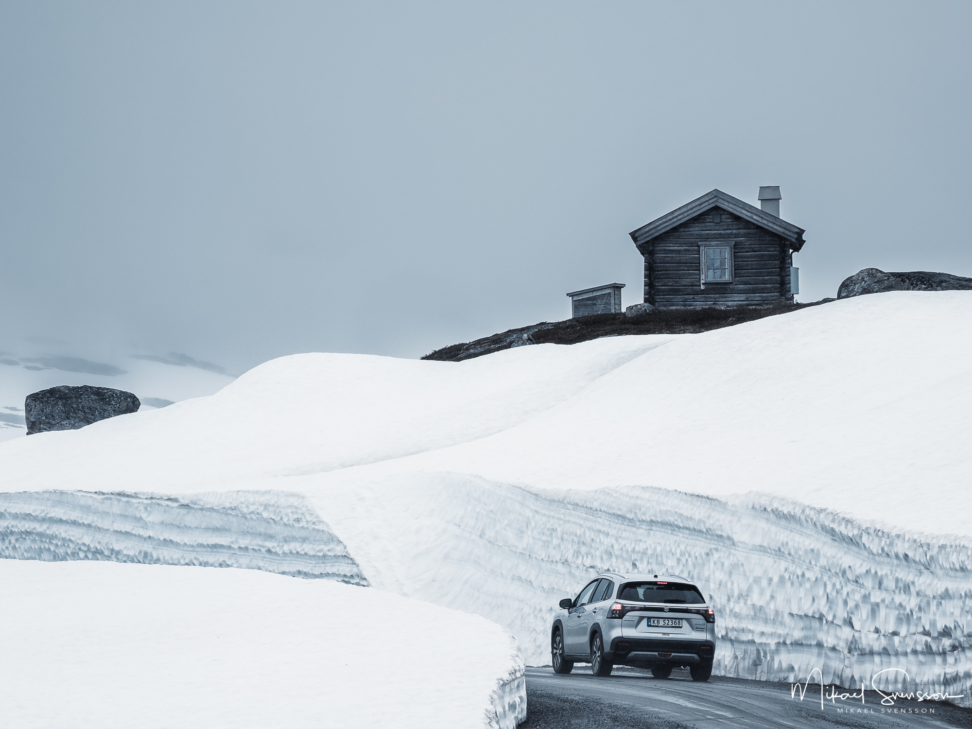 Bil åker på Gamle Strynefjellsveien