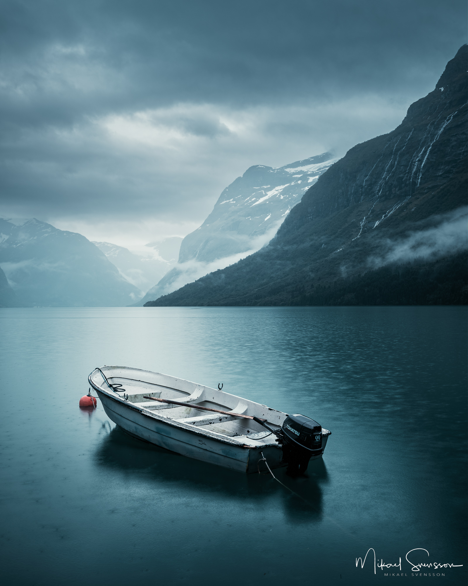 Båt i Loenvatnet, Vestland fylke, Norge.