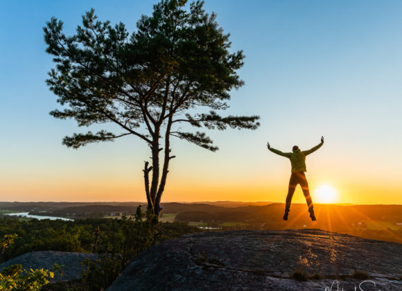 Hoppande man vid Göddered-Hakereds naturreservat, Hisingen.