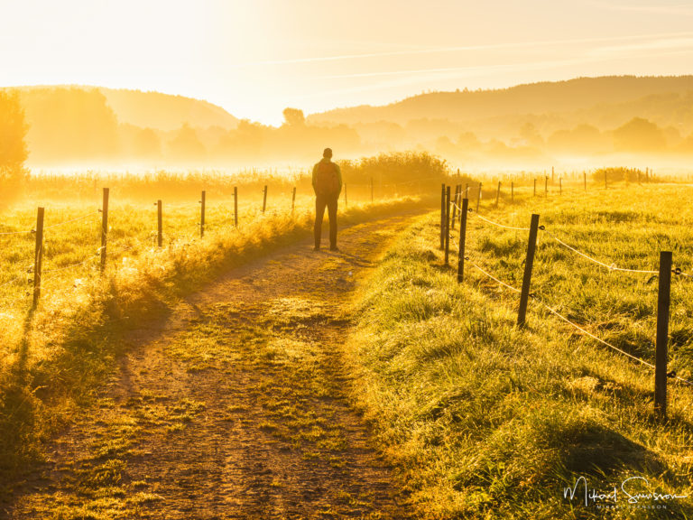 Man står på väg i dimma. Hällesåker, Mölndal.