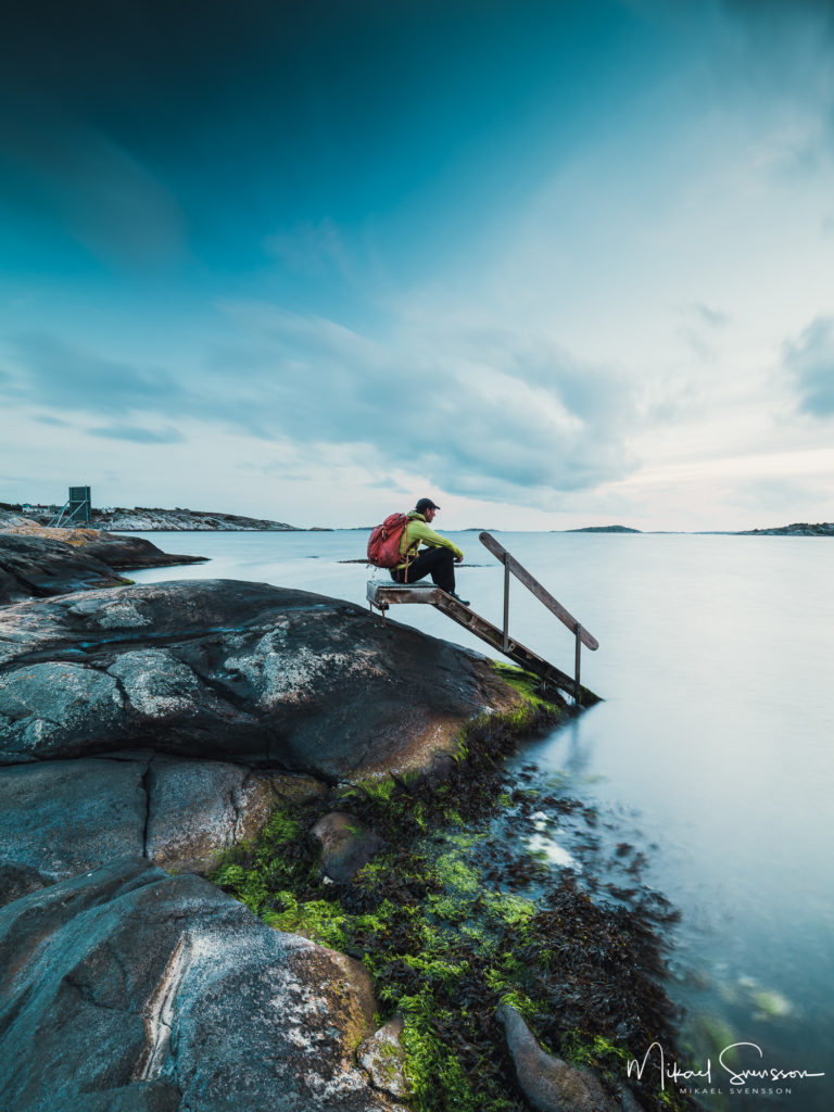 Man sitter på badtrappa vid Nötö, Hisingen.