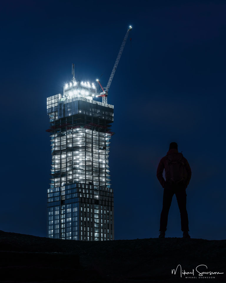 Man står framför Karlatornet