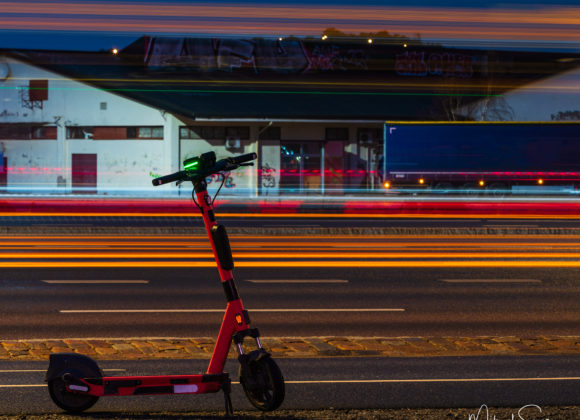 Parkerad elsparkcykel vid Frihamnsmotet, Hisingen.