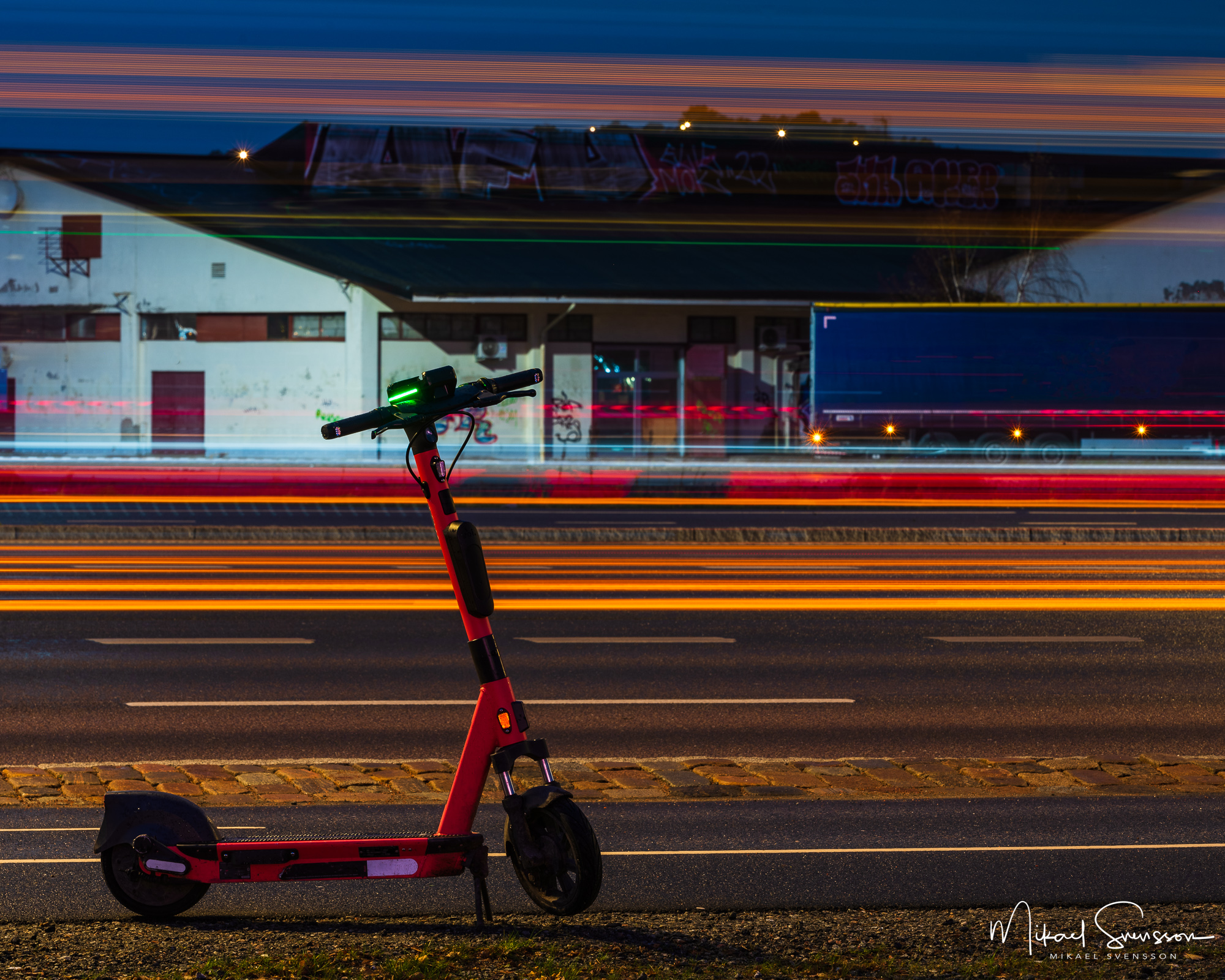 Parkerad elsparkcykel vid Frihamnsmotet, Hisingen.