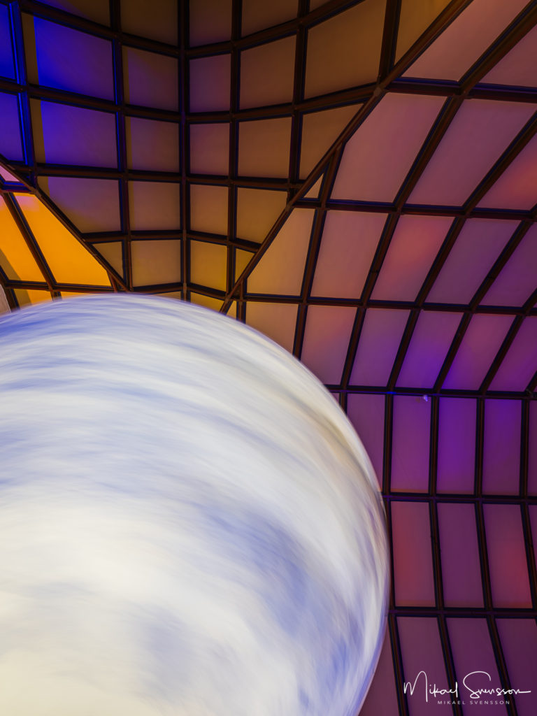 Konstverket Gaia i Fässbergs kyrka av konstnären Luka Jerram.