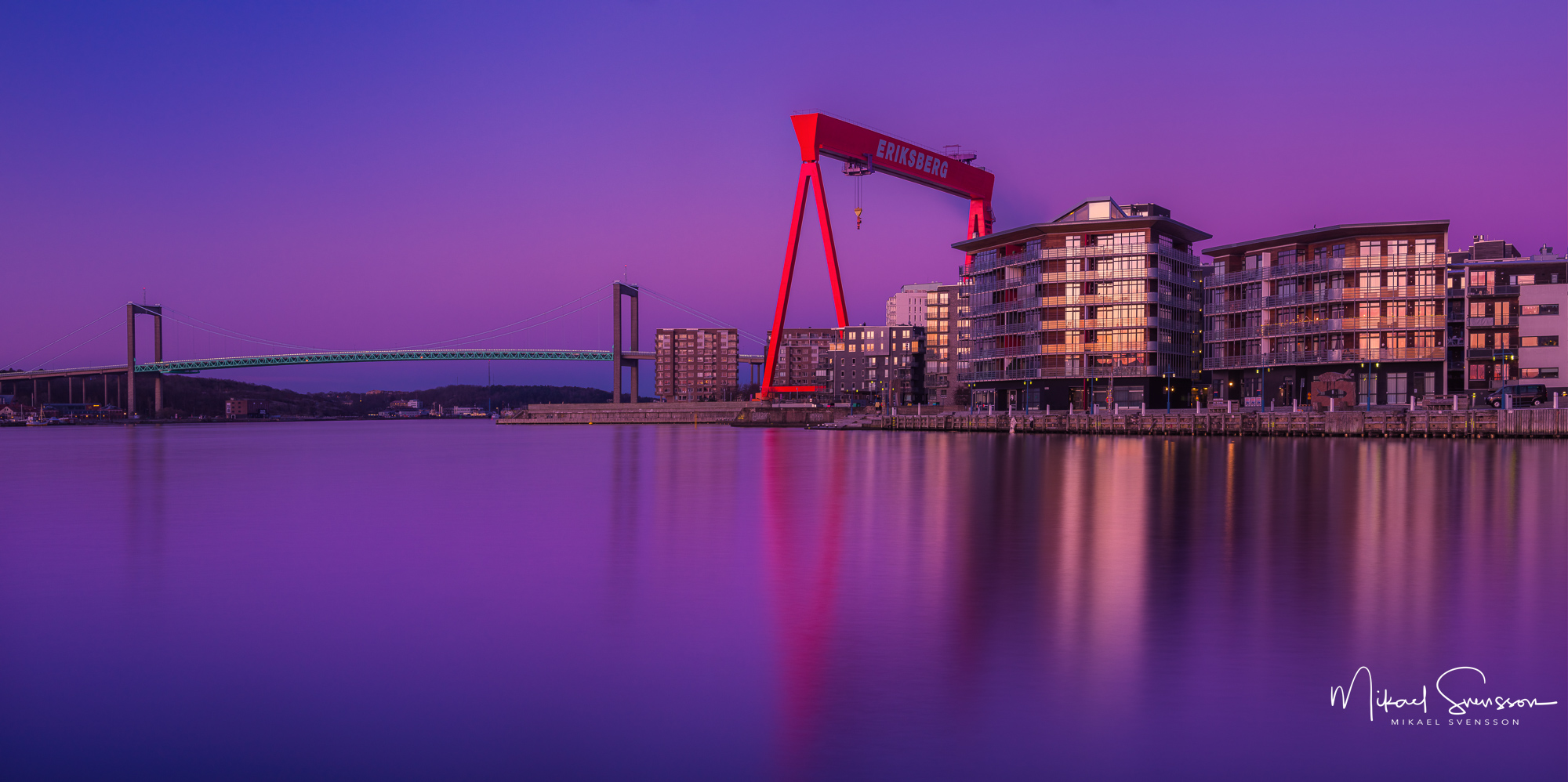Panorama över Eriksberg och Älvsborgsbron vid soluppgång.