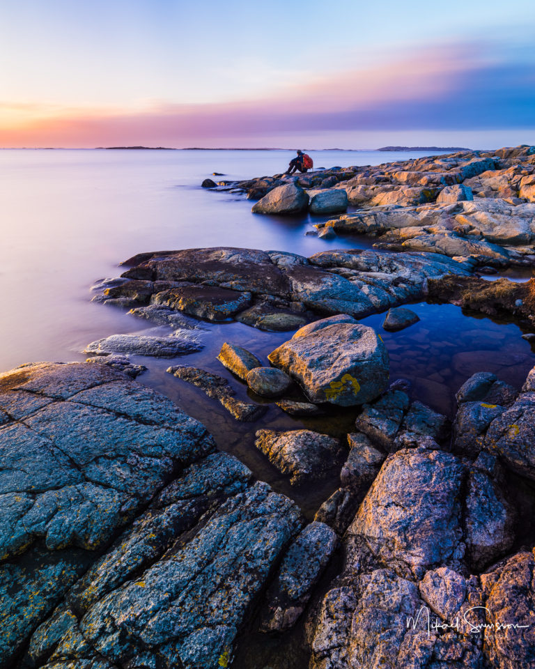 Människa vid Vallda Sandö Naturreservat, Kungsbacka kommun, Halland.