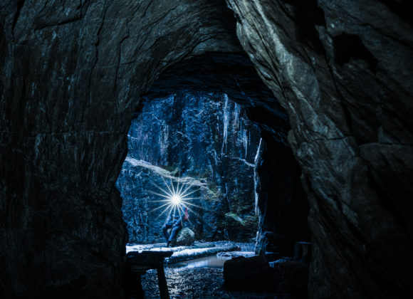 Man med pannlampa i Stenebo gruva, Västerviks kommun.