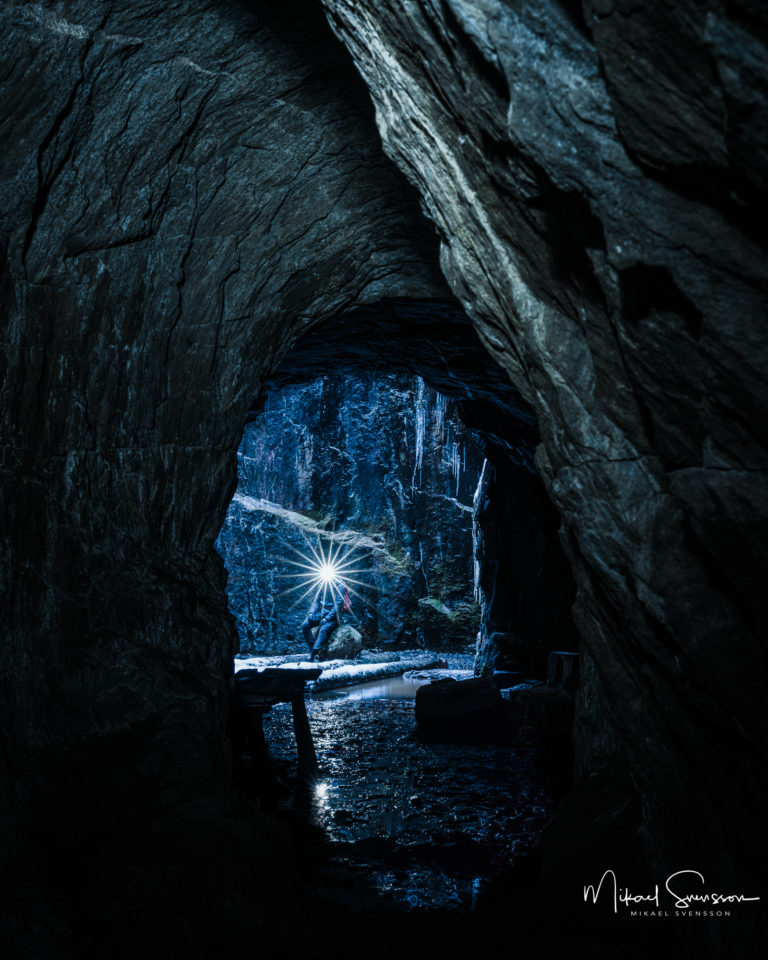 Man med pannlampa i Stenebo gruva, Västerviks kommun.