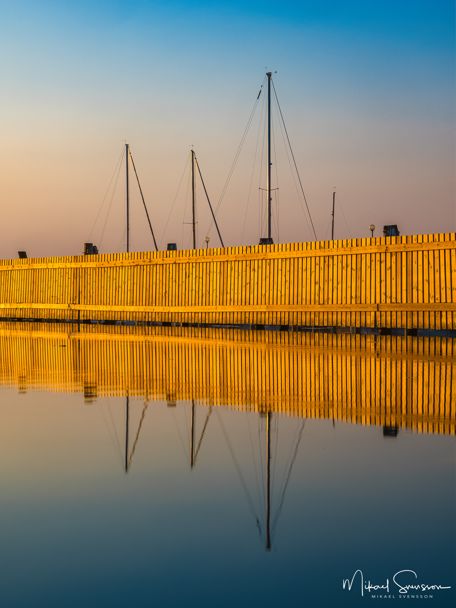 Spegling vid småbåtshamnen i Killingsholmen, Billdal.