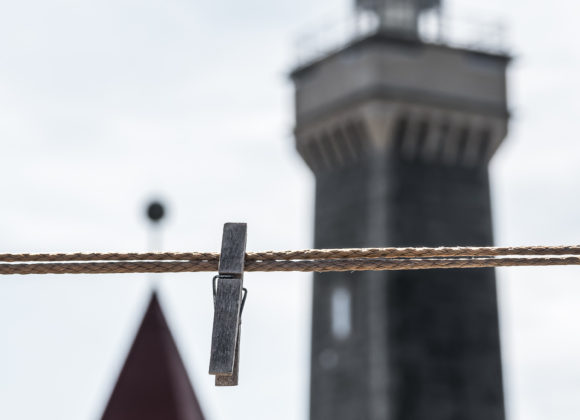 Klädnypa framför Vinga fyr och båken.