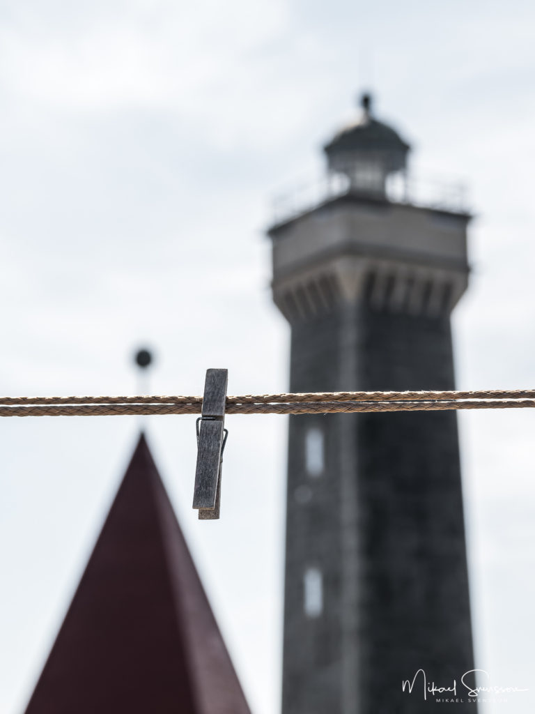 Klädnypa framför Vinga fyr och båken.