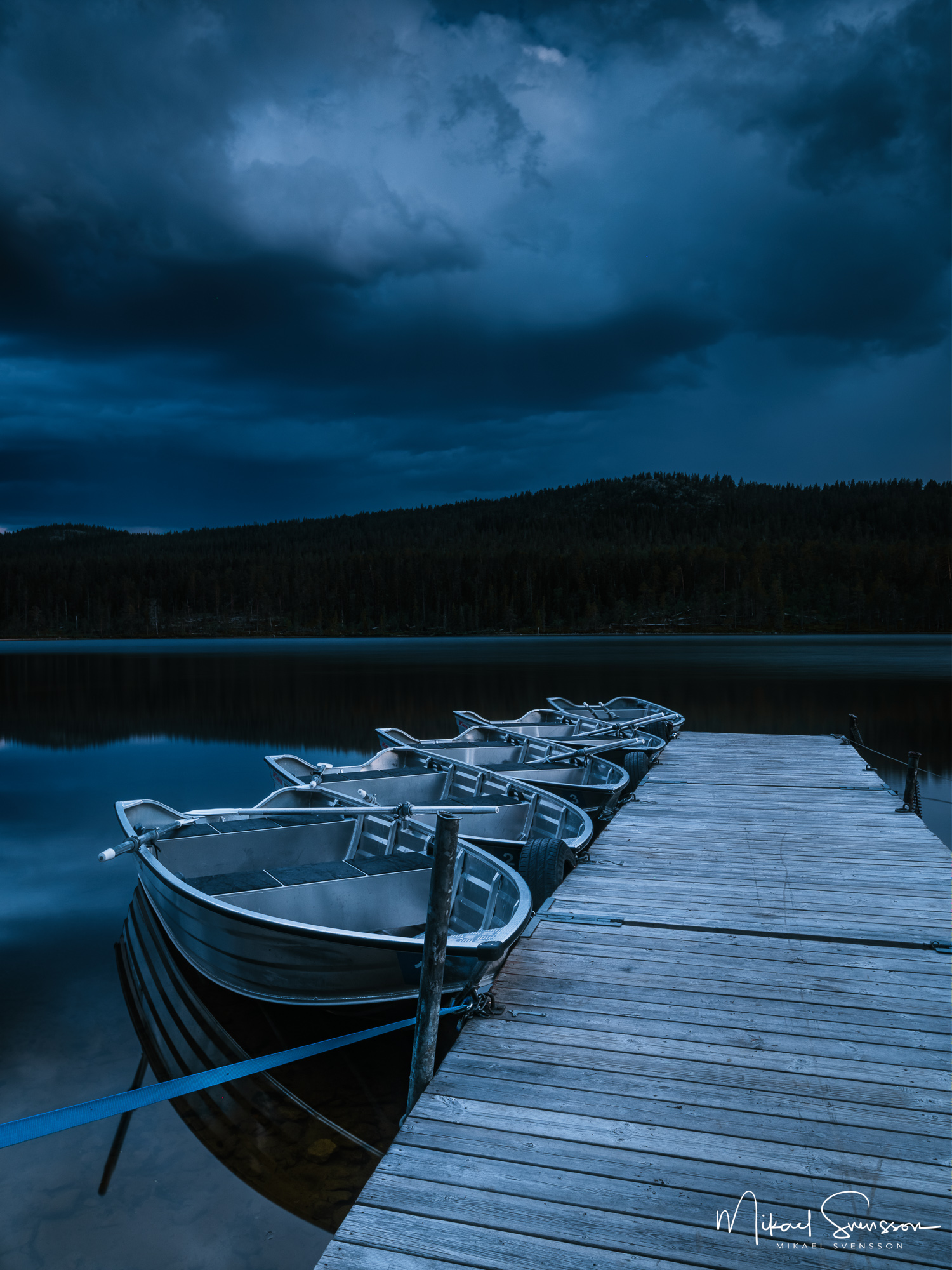 Båtar vid Burusjöns brygga.