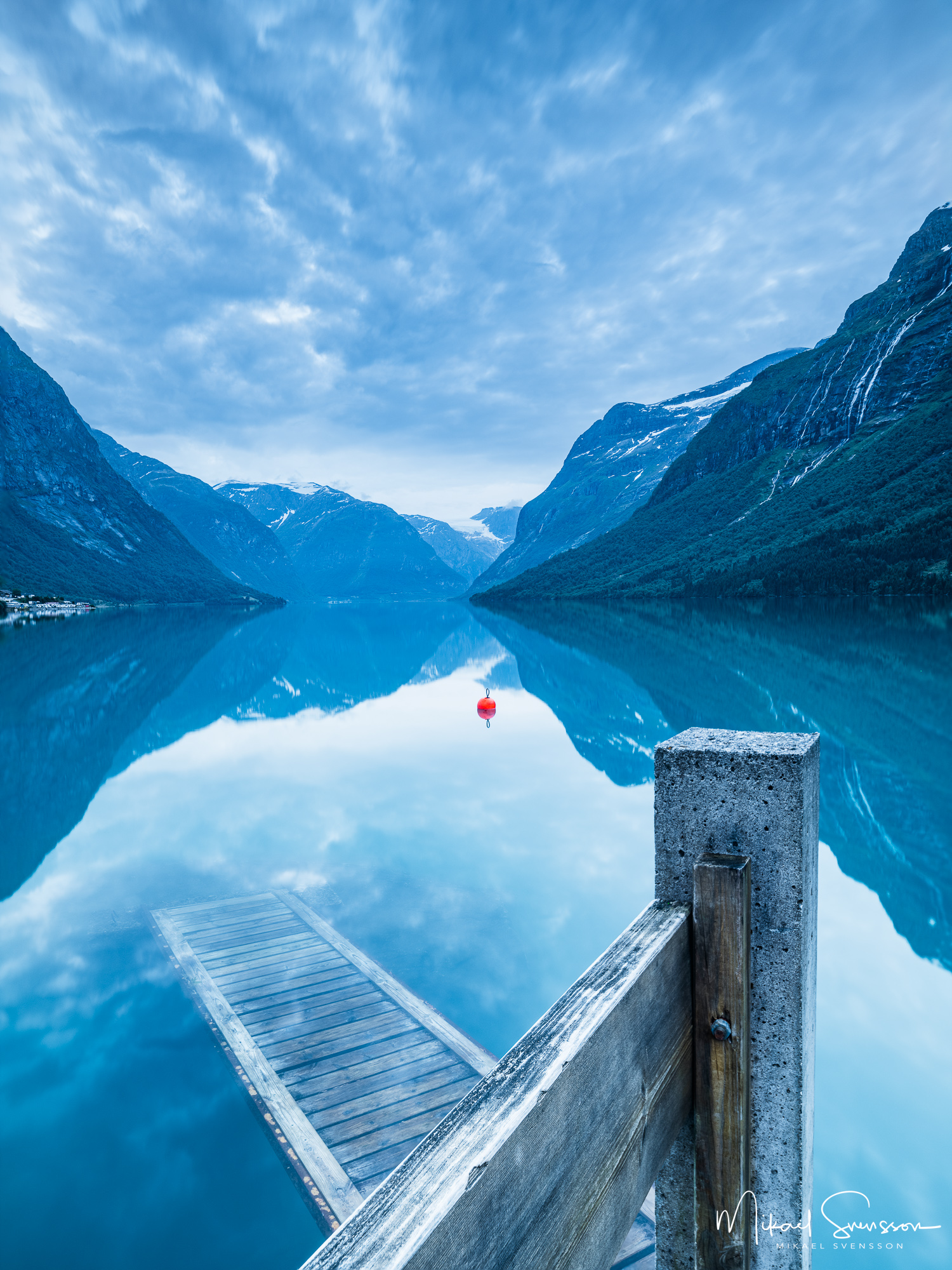 Spegling vid Lovatnet, Vestland fylke.