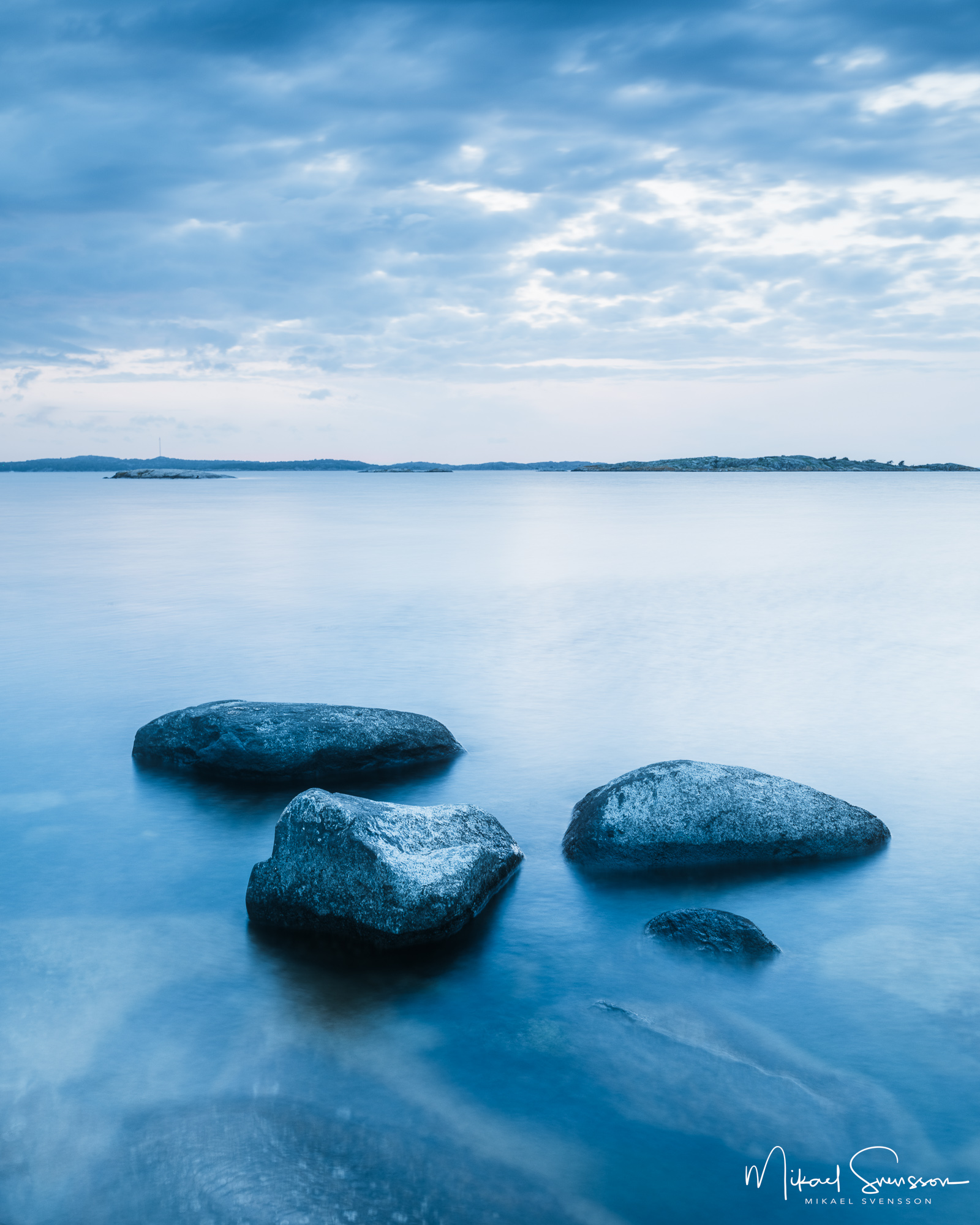Stenar ligger i havet utanför Lilleby, Hisingen.