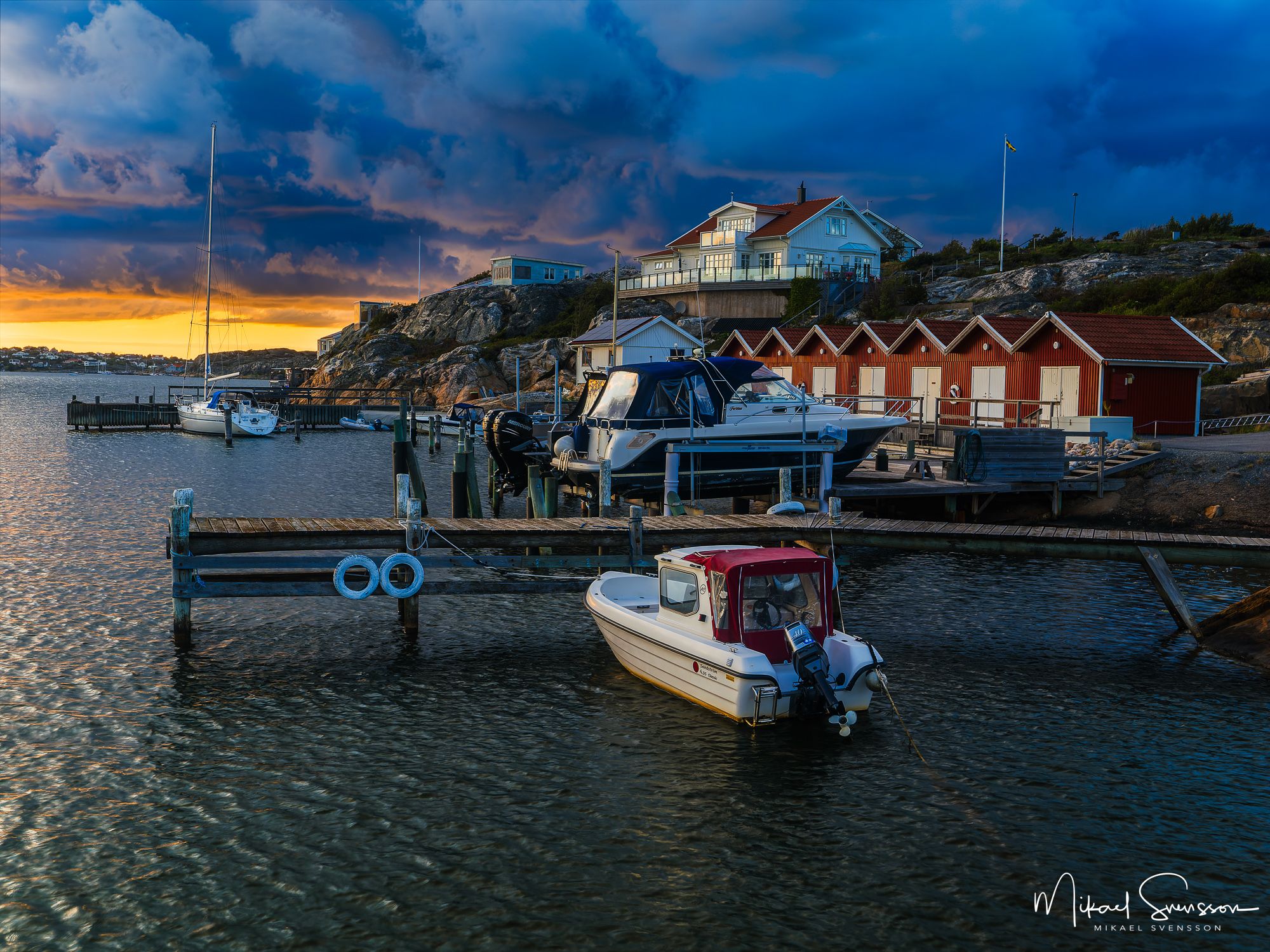 Solnedgång vid småbåtshamn. Nötö, Hisingen.