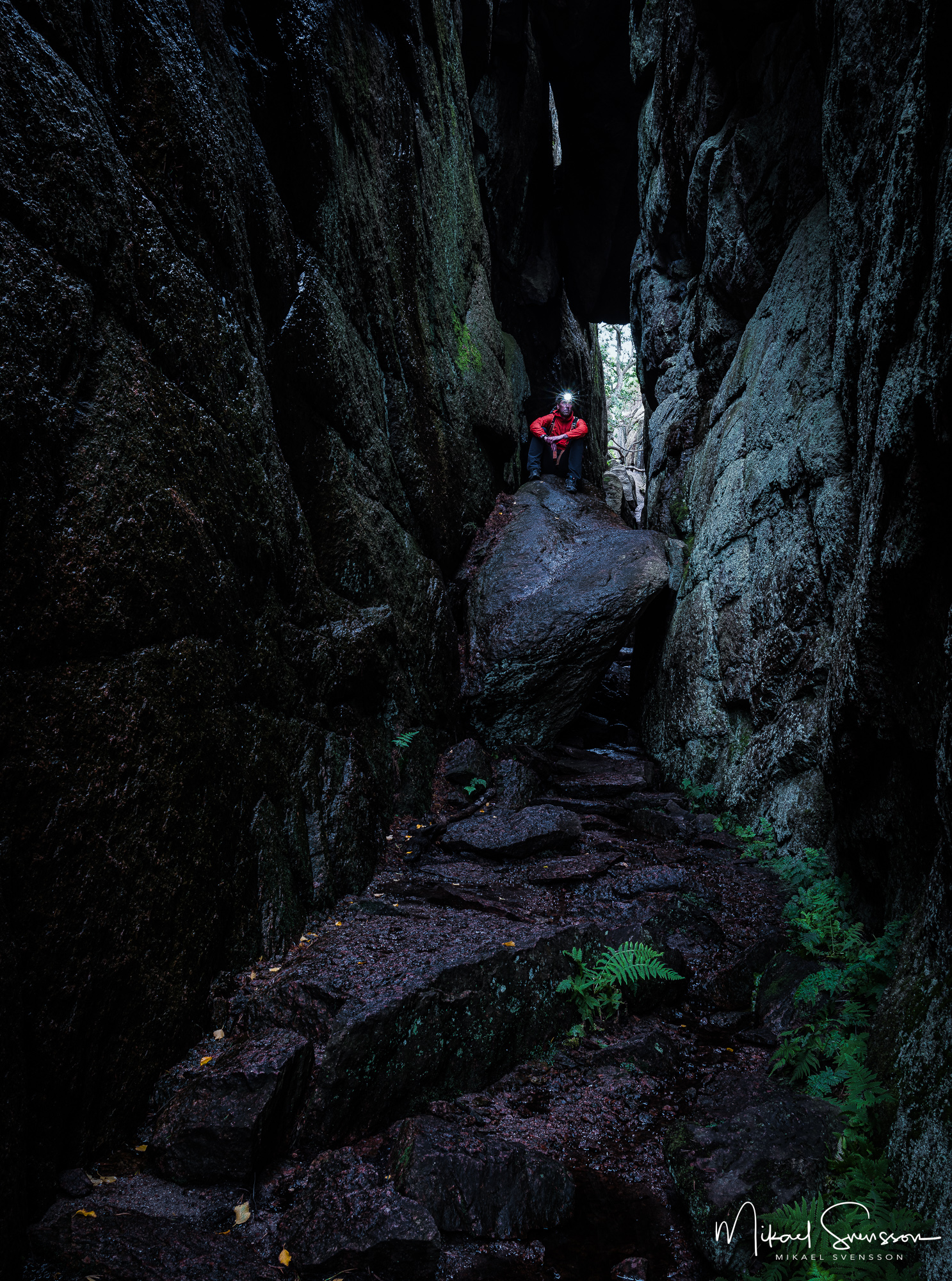 Man sitter i ravin vid Sundsbyleden, Tjörn.