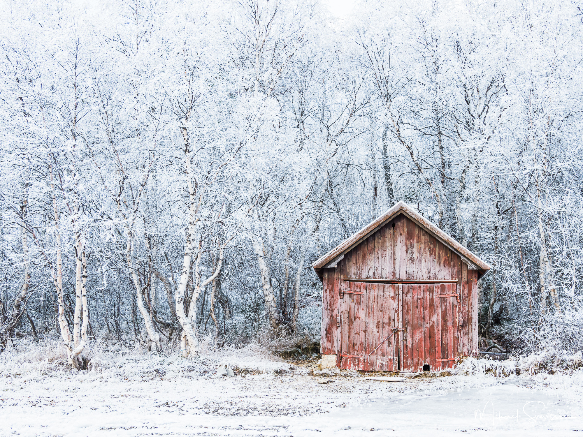 Rött båthus vid Ångardsvatnet, Trøndelag, Norge