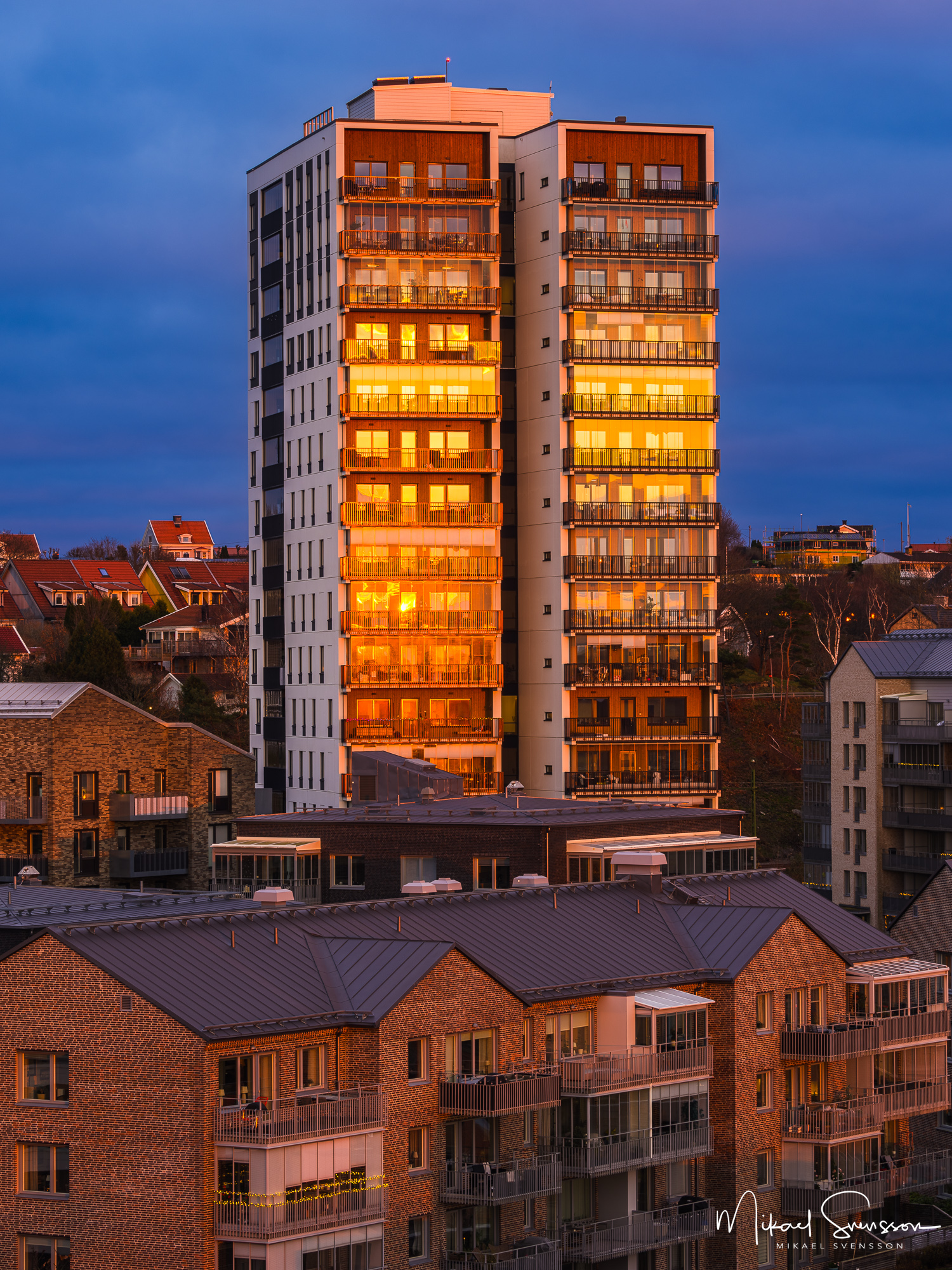 Solnedgång i Mölndal lyser upp Kvarnbytornet