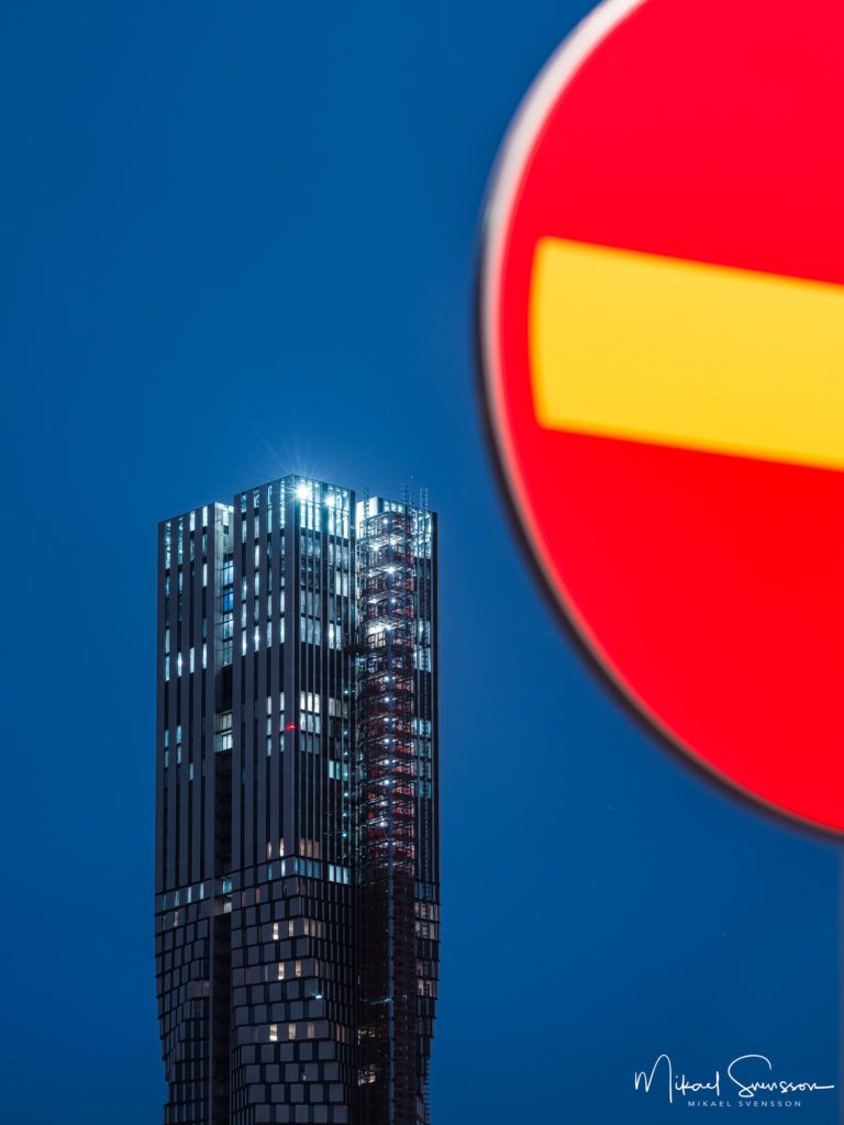 Del av vägskylt framför Karlatornet, Göteborg