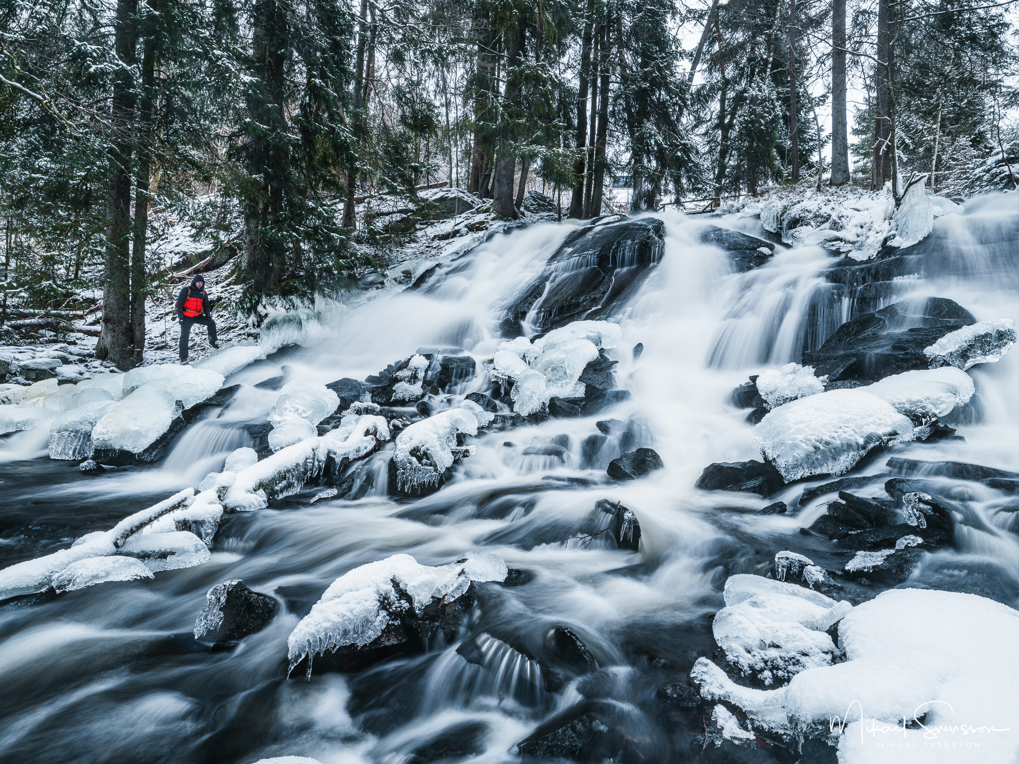Människa står vid Tullefallet, Tvärån, Härryda kommun.