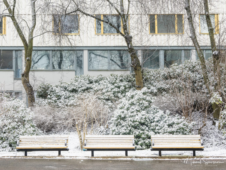 Tre tomma bänkar i ett vintrigt Masthugget, Göteborg.