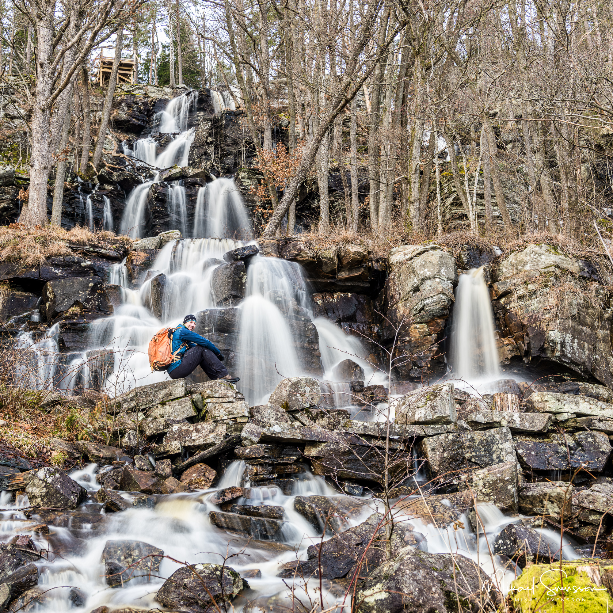 Man sitter vid Ramhultafallet Naturreservat, Marks kommun.
