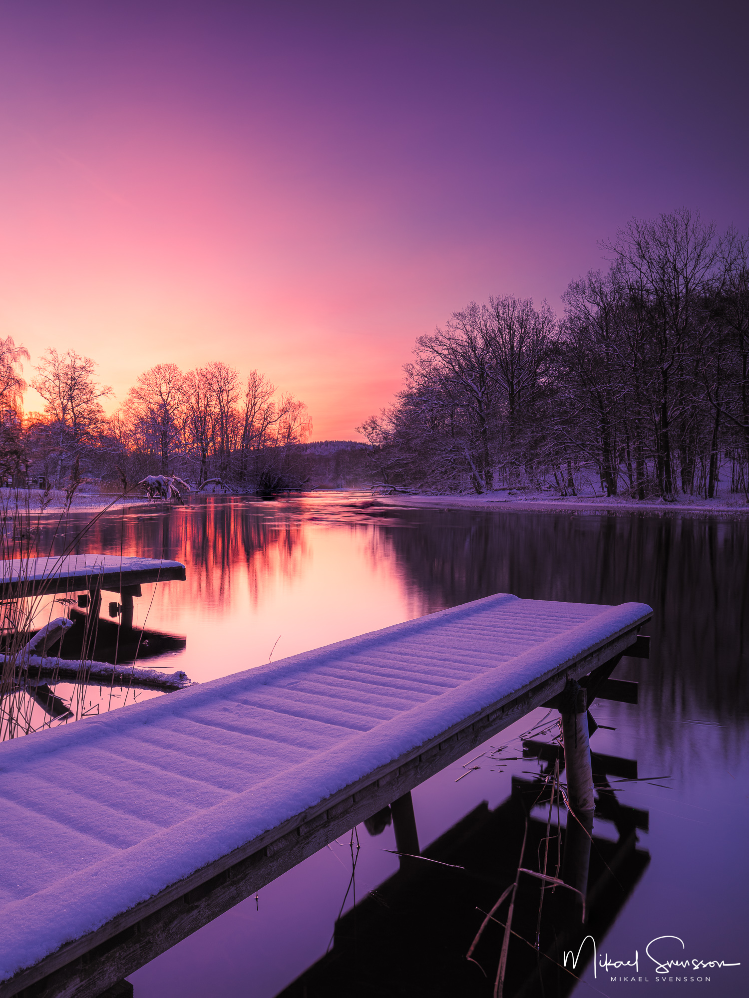 Gryningsljus vid snötäckt brygga. Ståloppet, Mölndal.