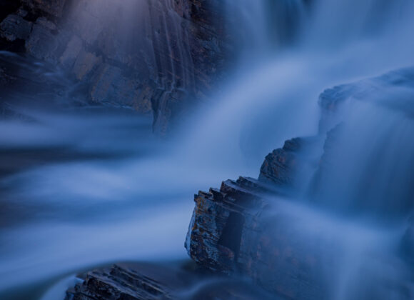 Solglimt på forsande vatten i Kvarnströmmen, Funäsdalen, Härjedalen.
