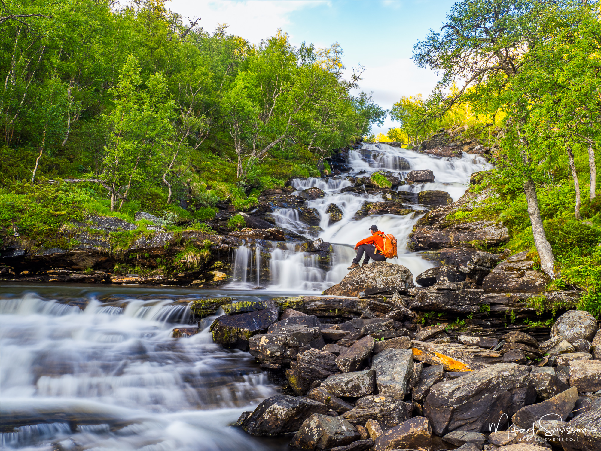 Andersjöåfallet, ett mäktigt vattenfall som du kommer riktigt nära via en trätrappa vid vandringens början. Ovanför det stora fallet finns en rad mindre men vackra vattenfall.