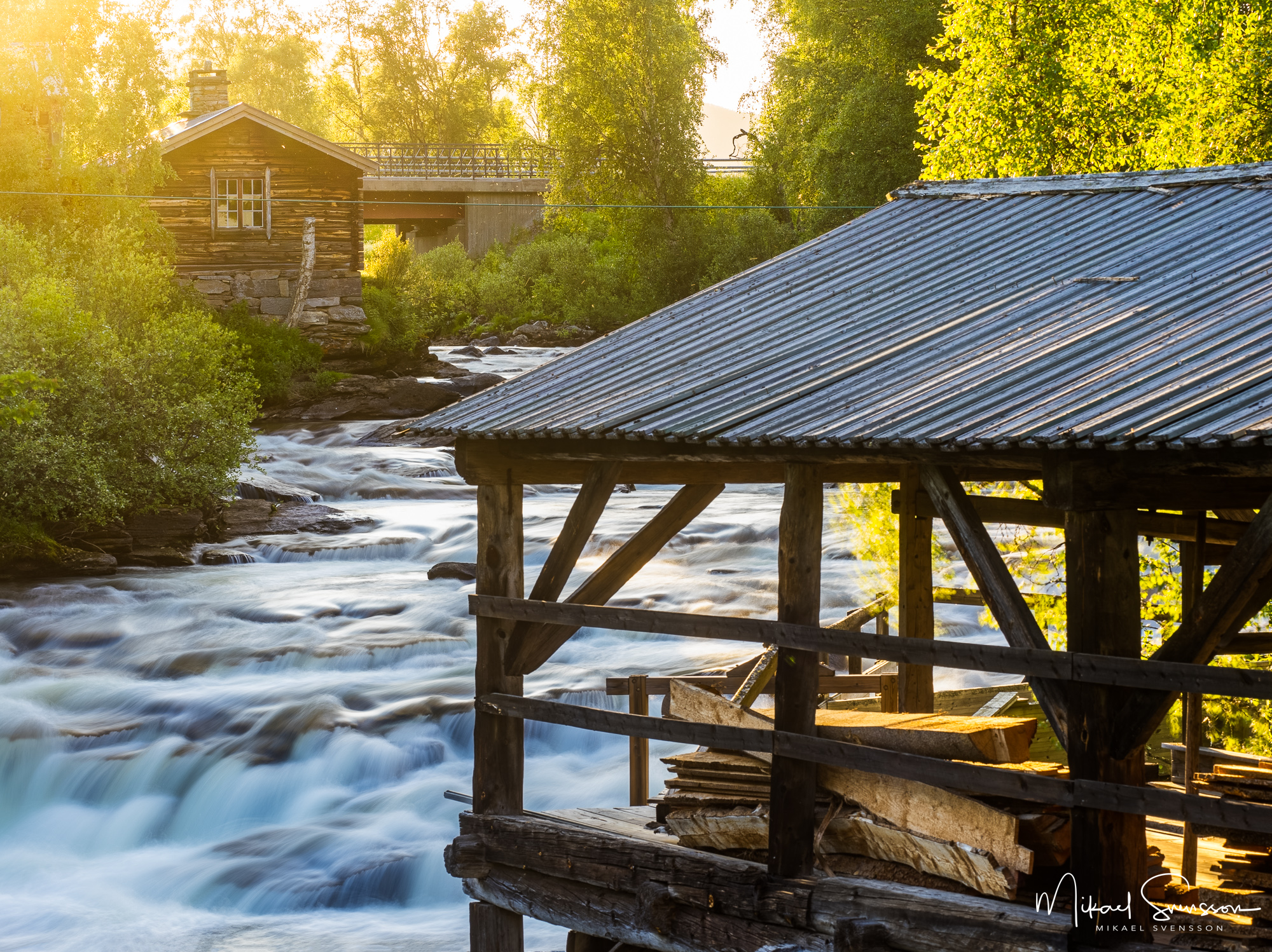 Ljusnan passerar förbi Ljusnedals bruk i vackert kvällsljus, Härjedalen.