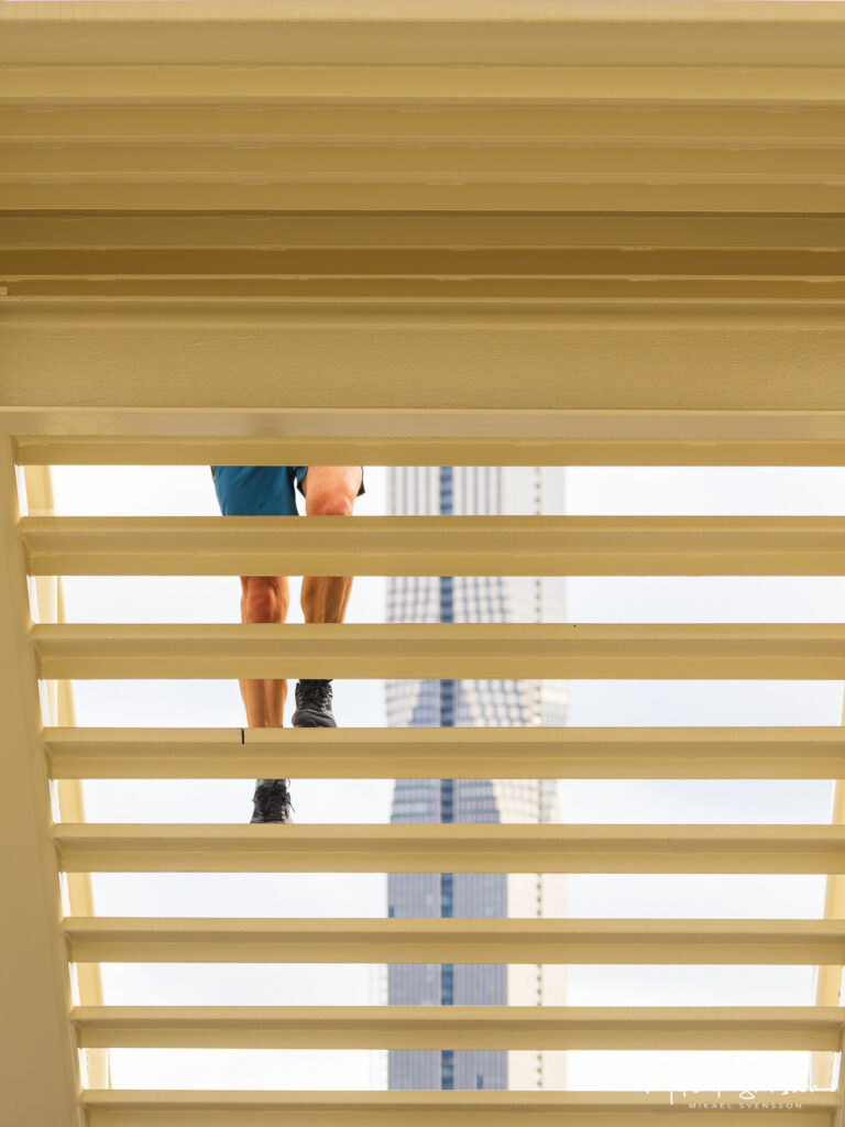 Man går uppför trappor på Ludvig Tingströms gångbro, Hisingen.