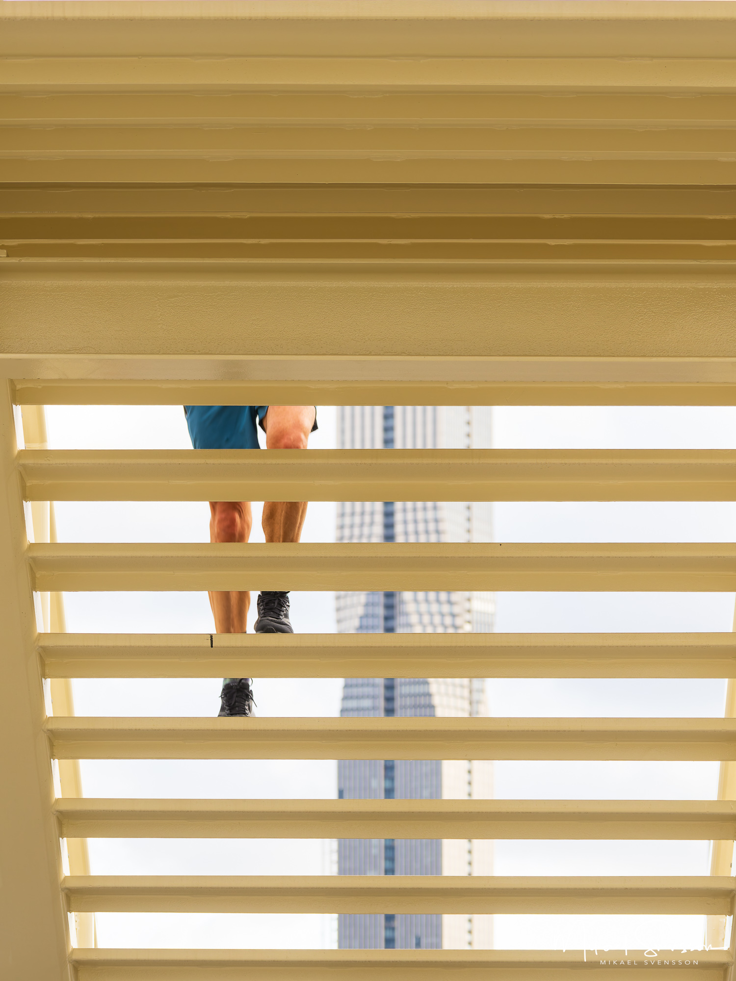 Man går uppför trappor på Ludvig Tingströms gångbro, Hisingen.