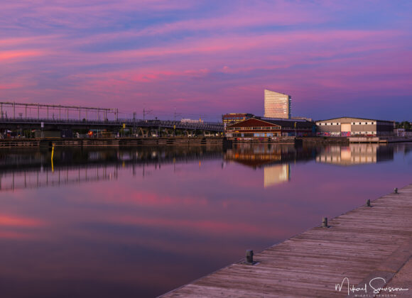Vackra rosa moln speglas i Göta Älv sett från Tingstad, Hisingen.